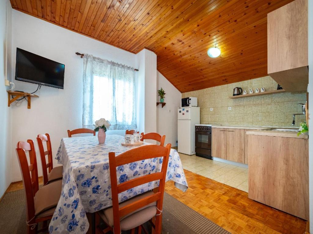 Apartment Matkos - With Garden And Terrace Nin Buitenkant foto