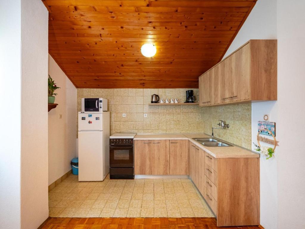 Apartment Matkos - With Garden And Terrace Nin Buitenkant foto