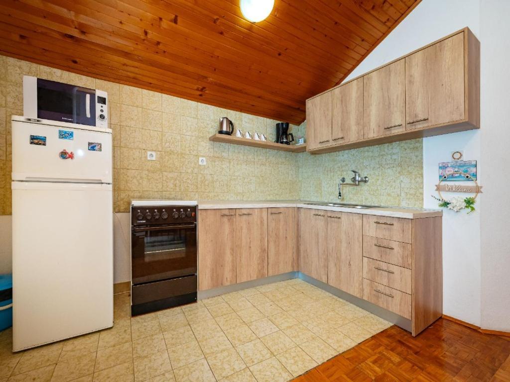 Apartment Matkos - With Garden And Terrace Nin Buitenkant foto