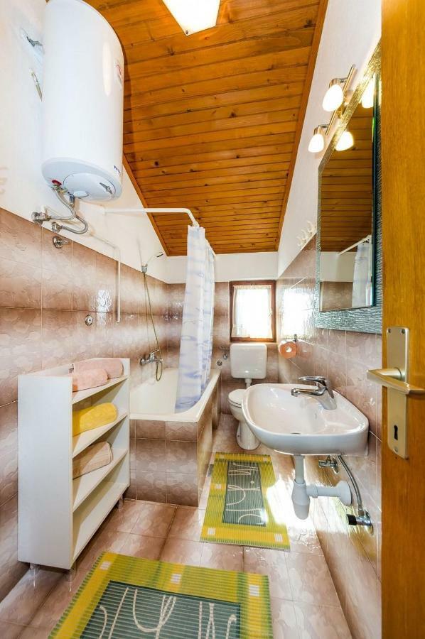 Apartment Matkos - With Garden And Terrace Nin Buitenkant foto