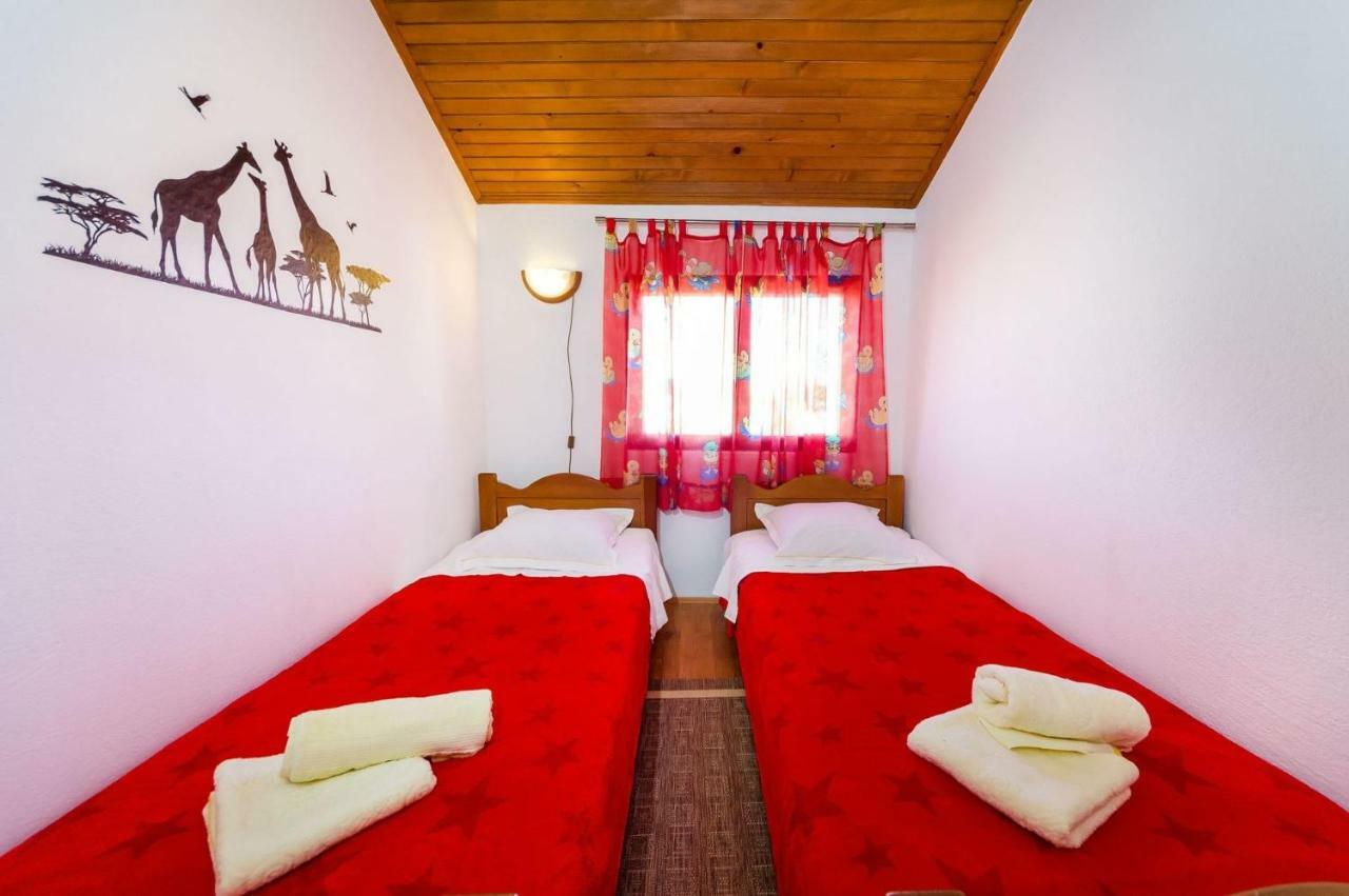 Apartment Matkos - With Garden And Terrace Nin Buitenkant foto